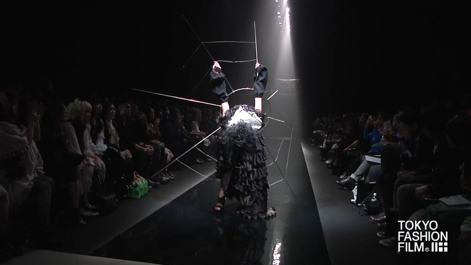 The show told the story of Arachne, the weaver Ovid says was turned into a spider, mixed with Dante’s Divine Comedy.