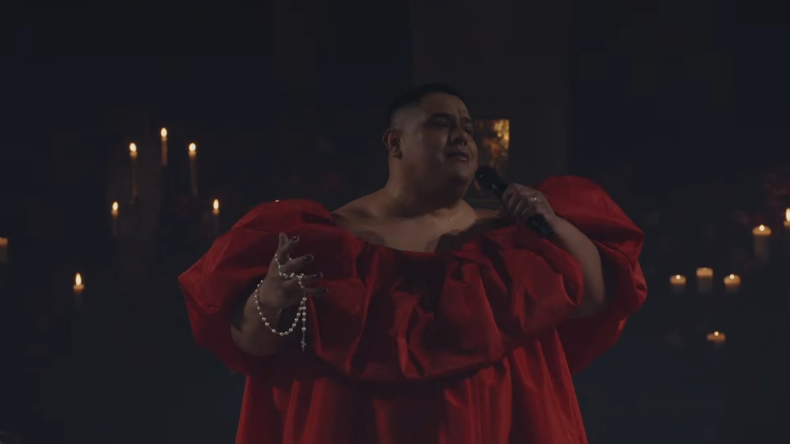 Singer Dorian Wood opened the show with a solo performance in a strapless red dress.