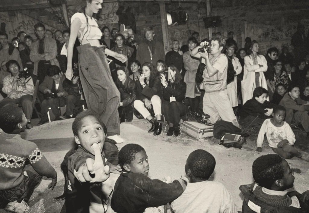 The young children to find a suitable location for the show