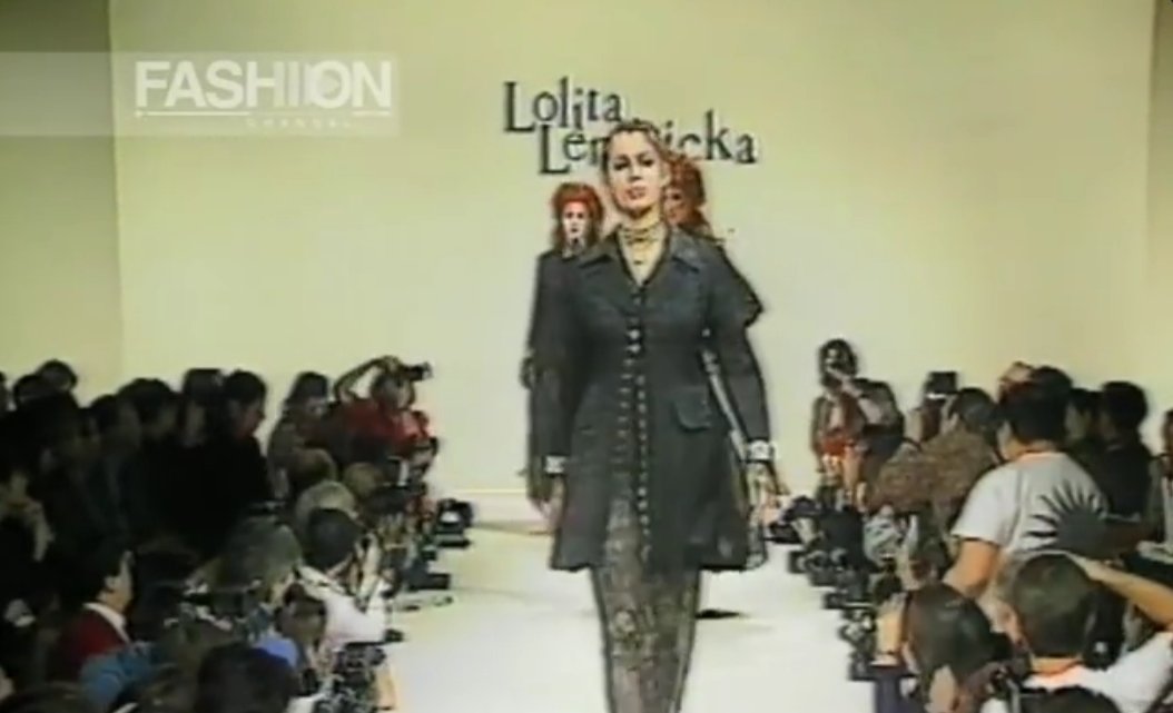 The show took place in Paris, for the fall season that straddled 1994 and 1995. Fall/Winter 1994-1995