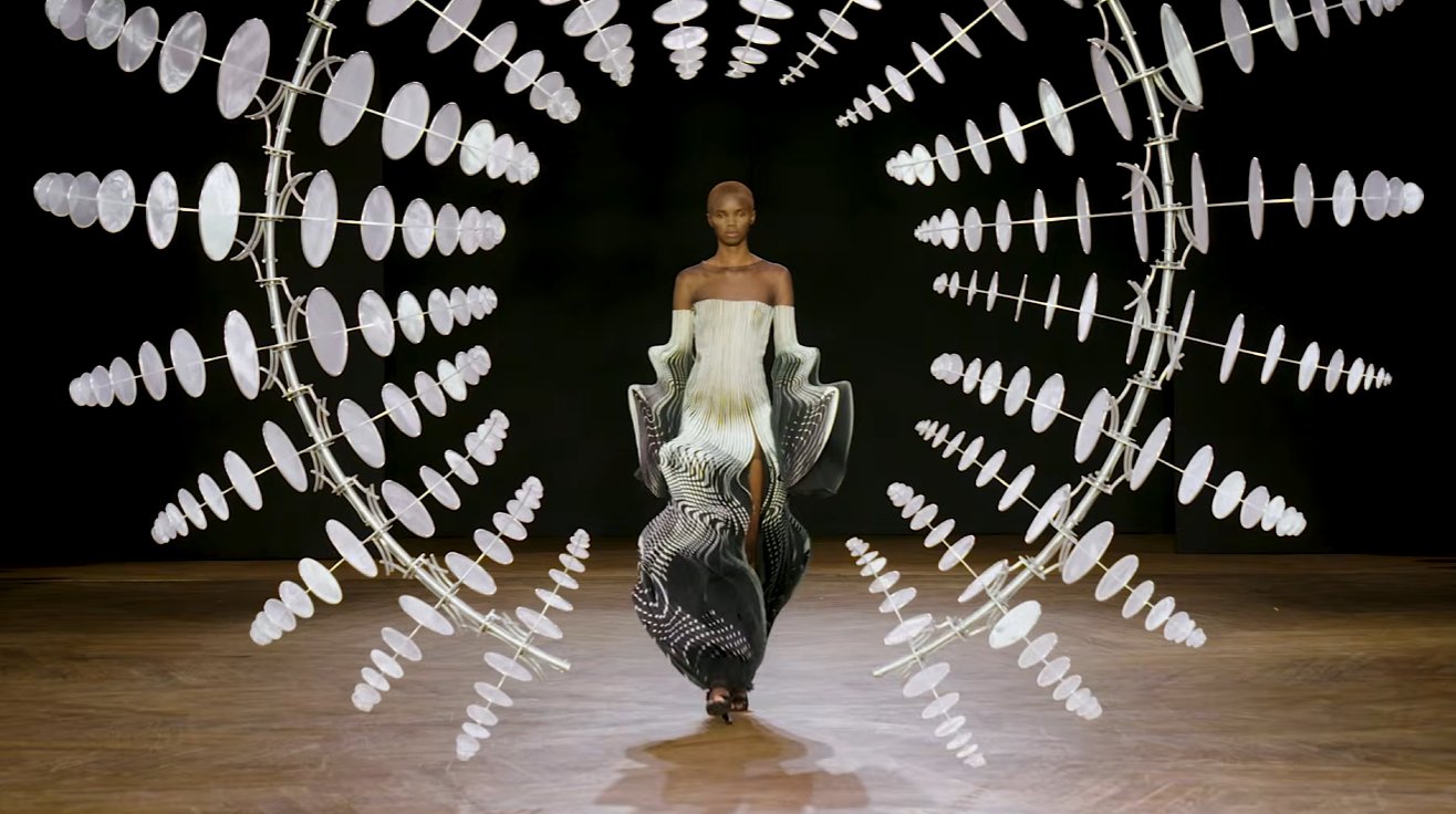 One recurring technique in the collection is named after a Japanese ink-painting method. The "Suminagashi" garments took their name from a centuries-old technique of floating ink on water, laser-cut into liquid, marbled lines of dyed silk and heat-bonded onto transparent tulle.