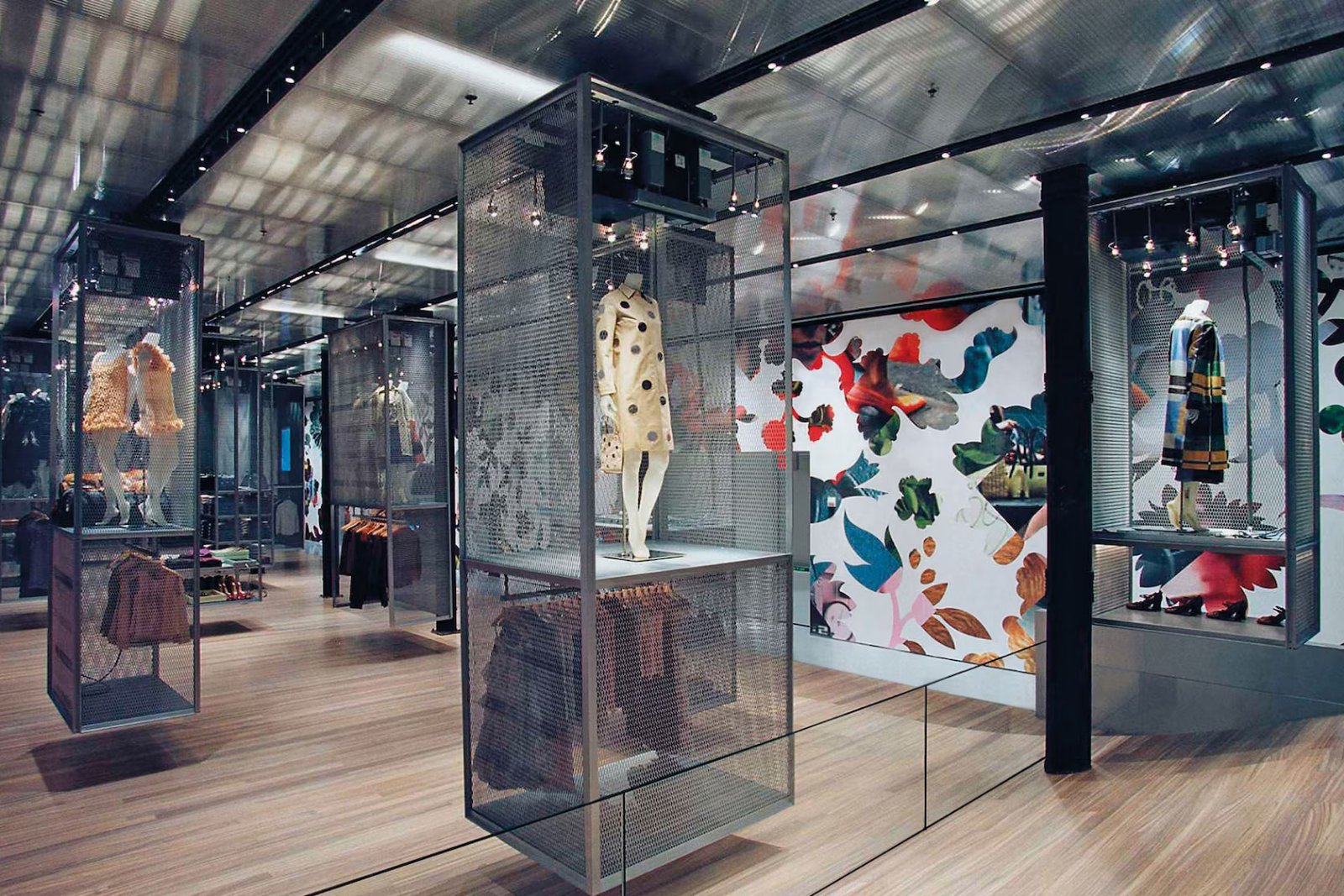 Clothes hung in motorized metal cages on ceiling tracks, which Arquitectura Viva calls a “metallic city.”