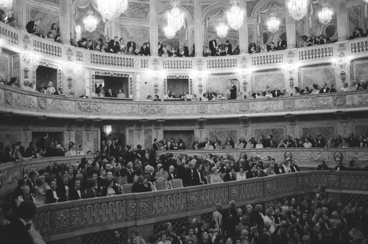 Which designers showed for the American side at the 1973 “Battle of Versailles”? (Select all that apply)