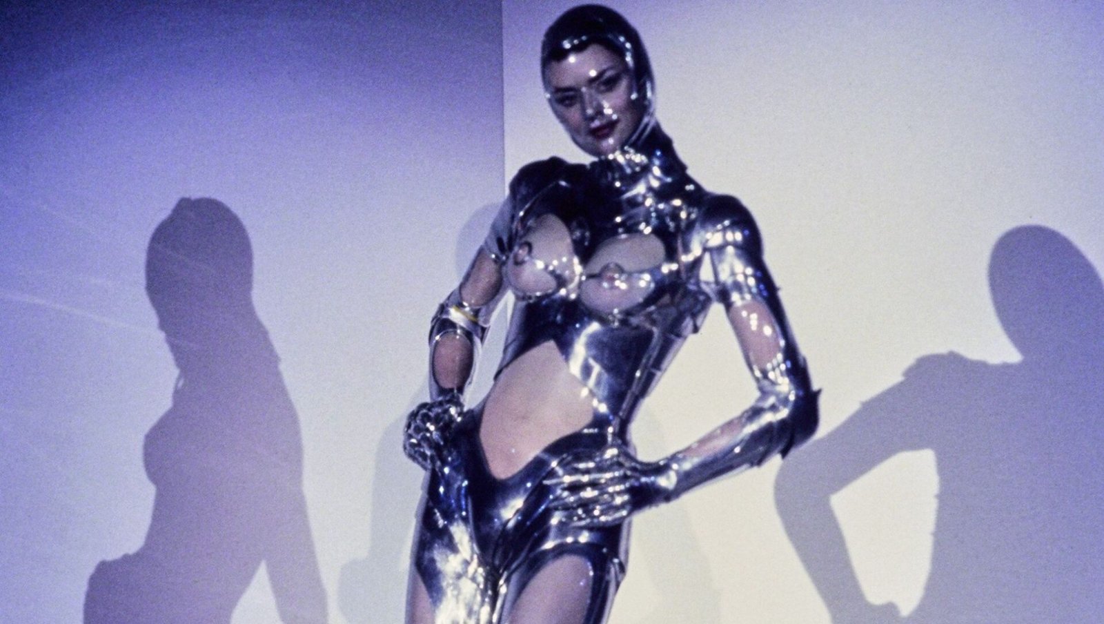 What 1927 Sci-Fi film inspired Mugler's famous 1995 'Robot Couture' metal-and-plexiglass cyborg suit?