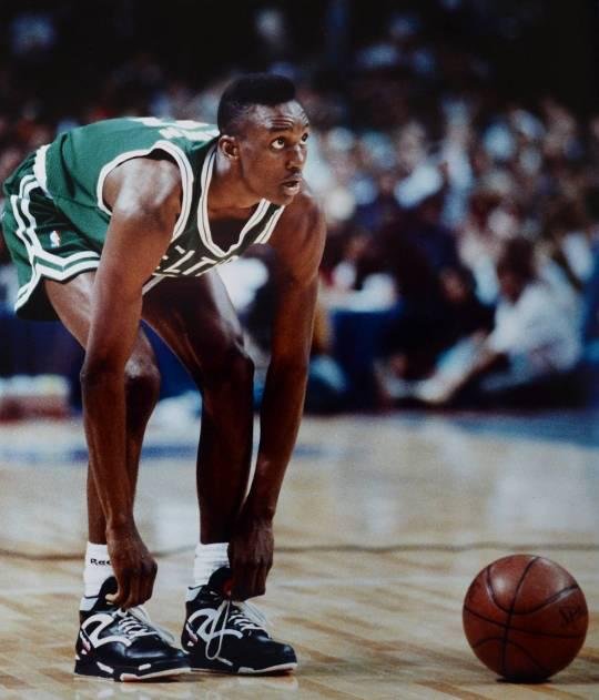 At the 1991 NBA Slam Dunk Contest, which player became famous for pumping up his sneakers at midcourt before every dunk?
